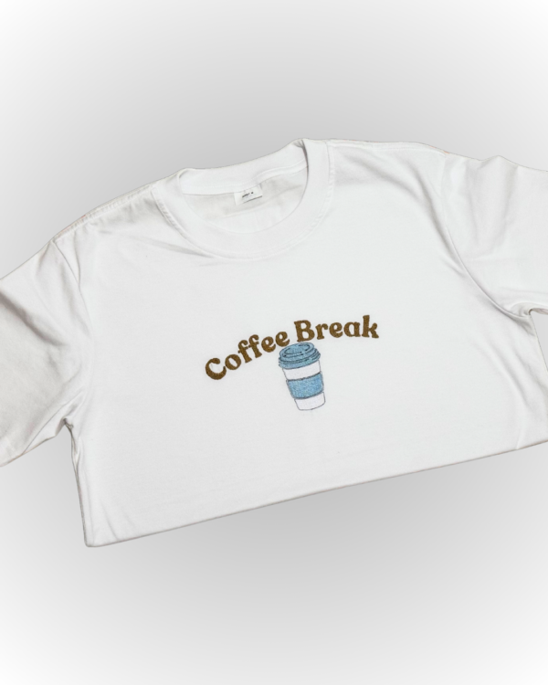 Shirt with embroidered Coffee Break and a cup